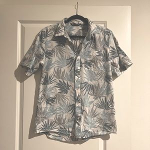 Mens Travis Mathew’s Hawaiian button down shirt. Size L
